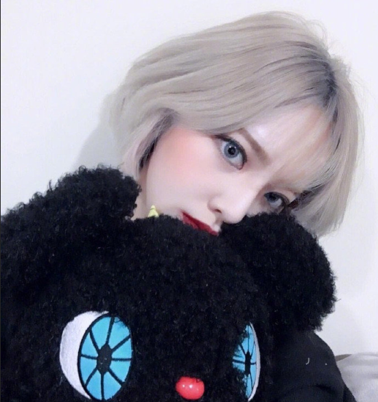 奶奶灰短发姑娘自拍照图片