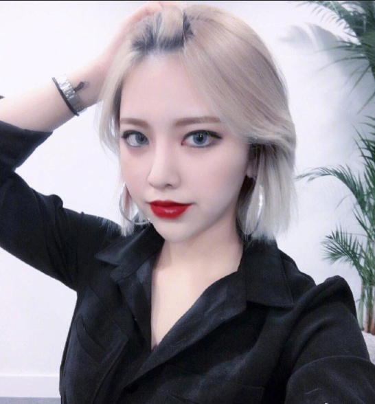 奶奶灰短发姑娘自拍照图片