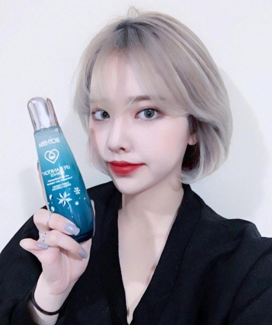 奶奶灰短发姑娘自拍照图片