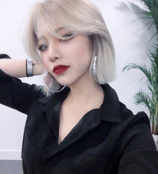 奶奶灰短发姑娘自拍照图片