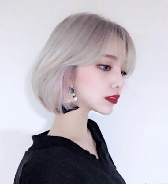 奶奶灰短发姑娘自拍照图片