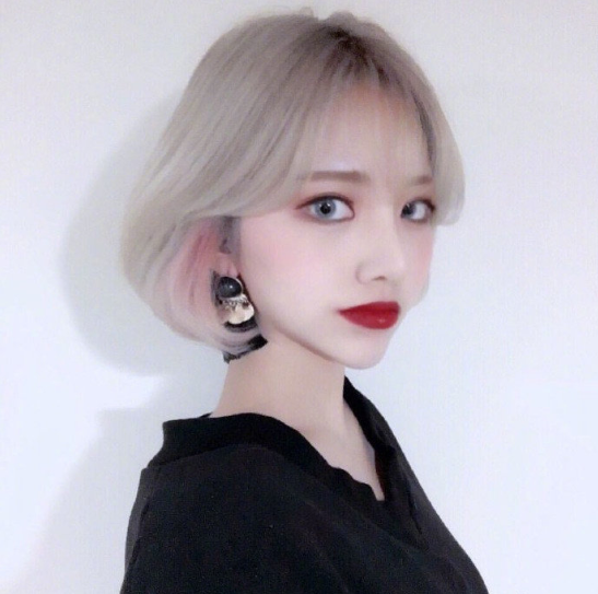 奶奶灰短发姑娘自拍照图片