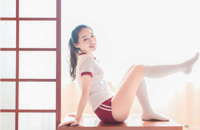 00后清纯美女白丝秀美腿性感图片