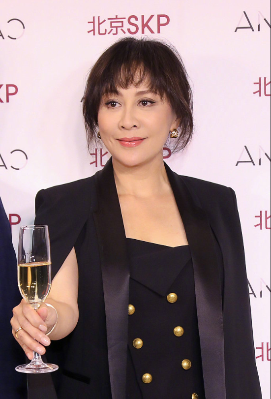 霸气女王刘嘉玲斗篷西装出席品牌活动图片