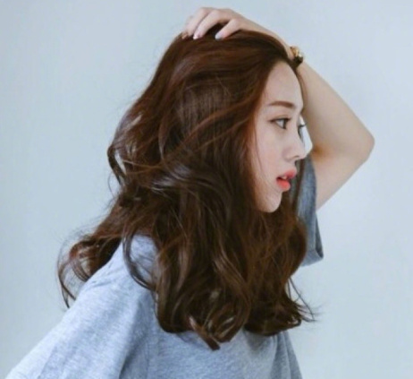 中长发美女图片 大卷发自拍照
