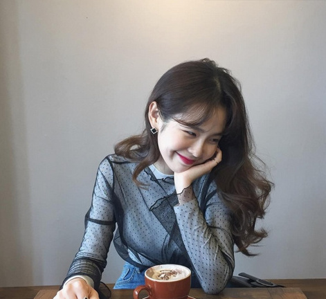 中长发美女图片 大卷发自拍照