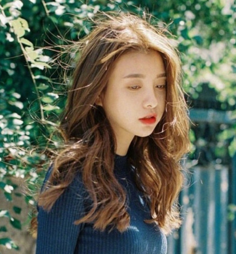 中长发美女图片 大卷发自拍照