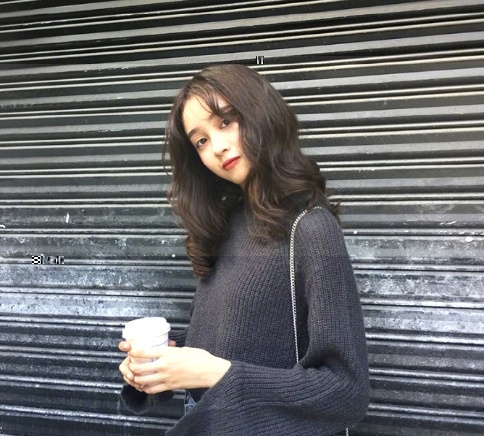 中长发美女图片 大卷发自拍照