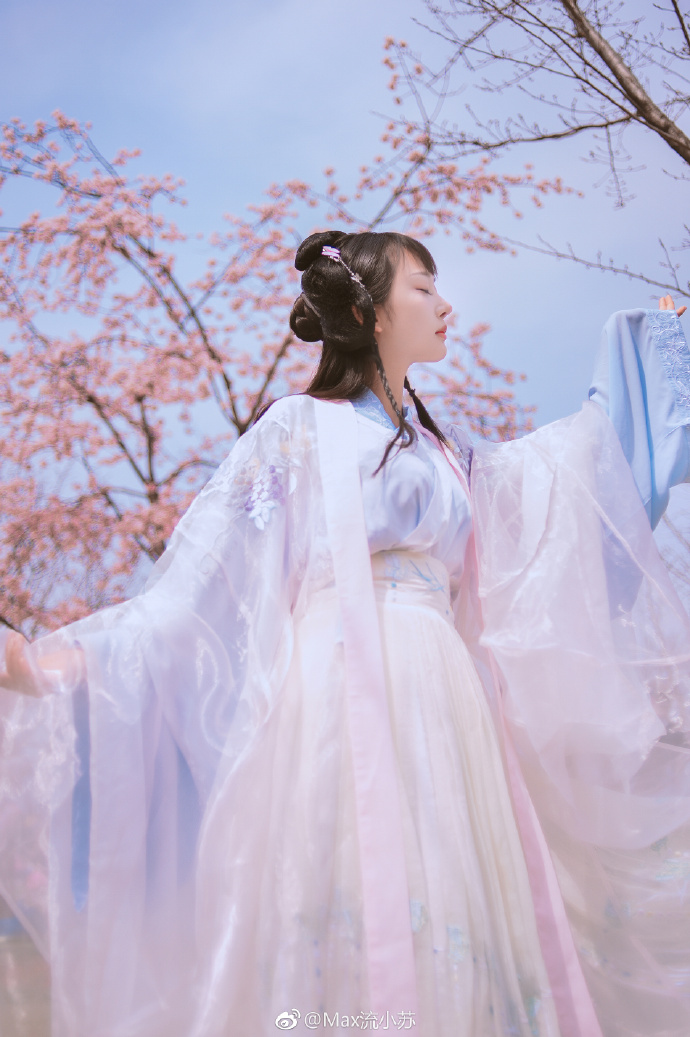 清纯美女Candy闻馨樱花汉服写真图片