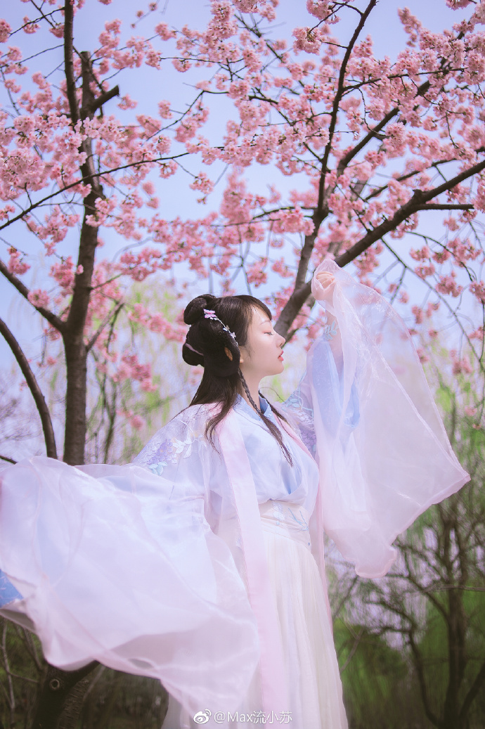清纯美女Candy闻馨樱花汉服写真图片