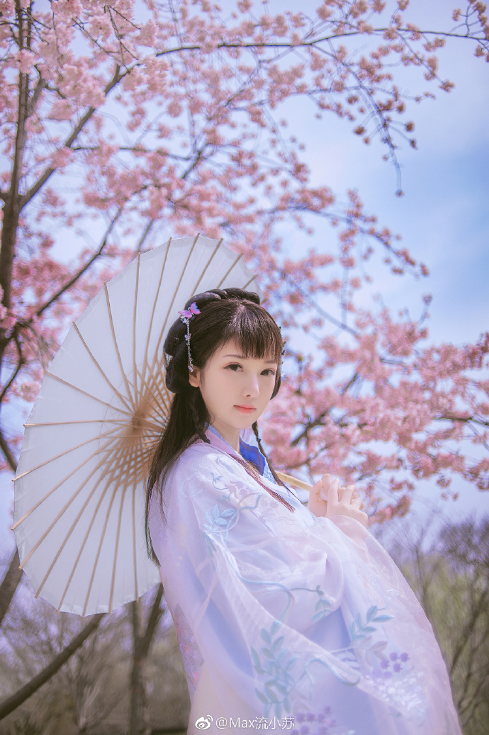 清纯美女Candy闻馨樱花汉服写真图片