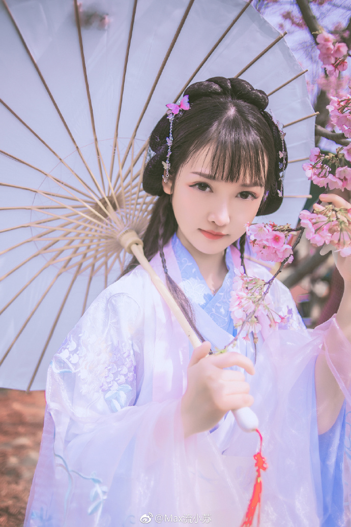 清纯美女Candy闻馨樱花汉服写真图片