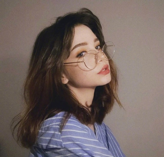 乌克兰18岁短发女孩Karin Kapnha自拍图片