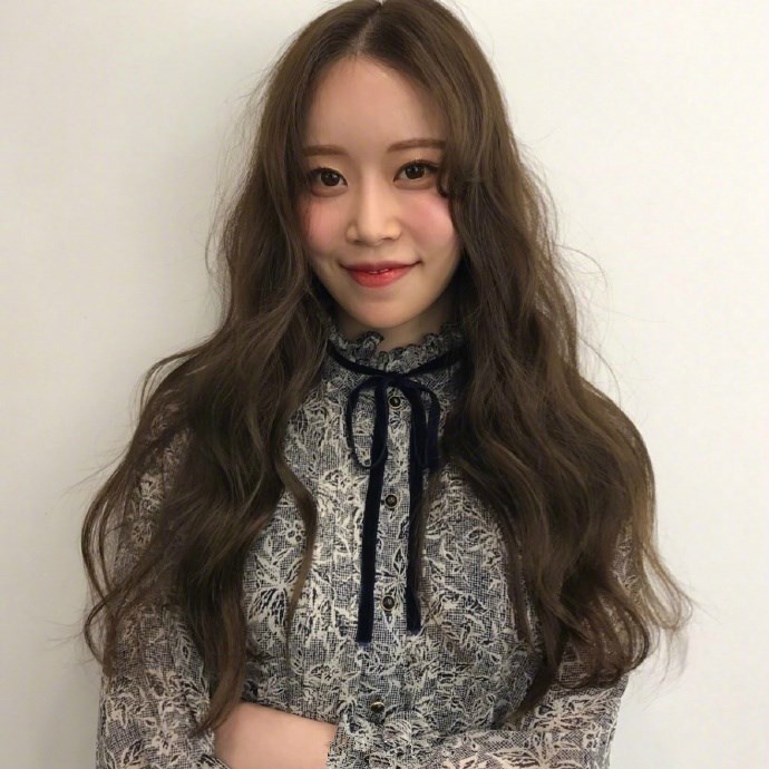 今年流行发型空气卷发美女图片