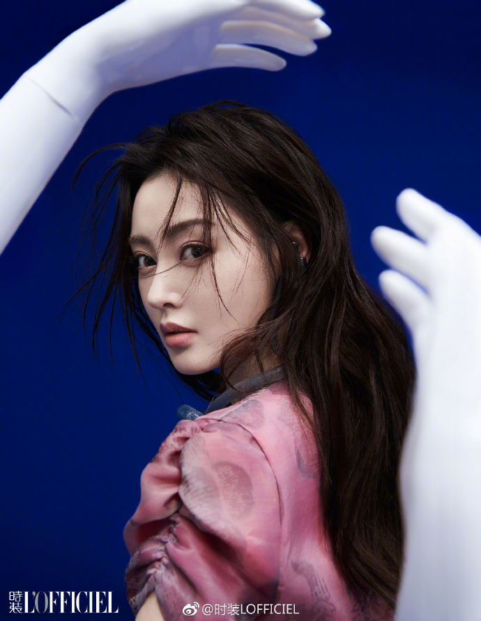 东北美女明星张天爱《时装杂志》封面图片