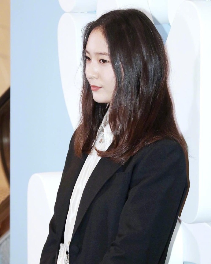 韩国美女明星郑秀晶Krystal出席HK Miu Miu活动图片