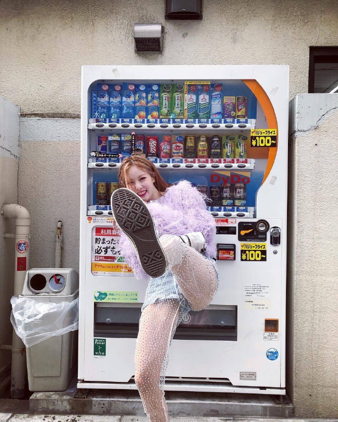 韩国美女明星金泫雅薰衣草色原宿风街拍图片