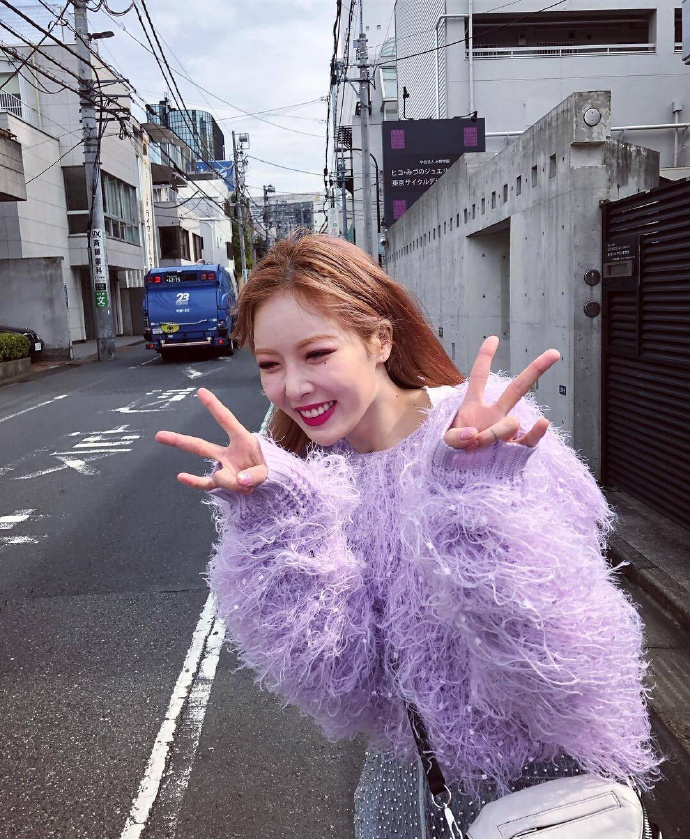 韩国美女明星金泫雅薰衣草色原宿风街拍图片