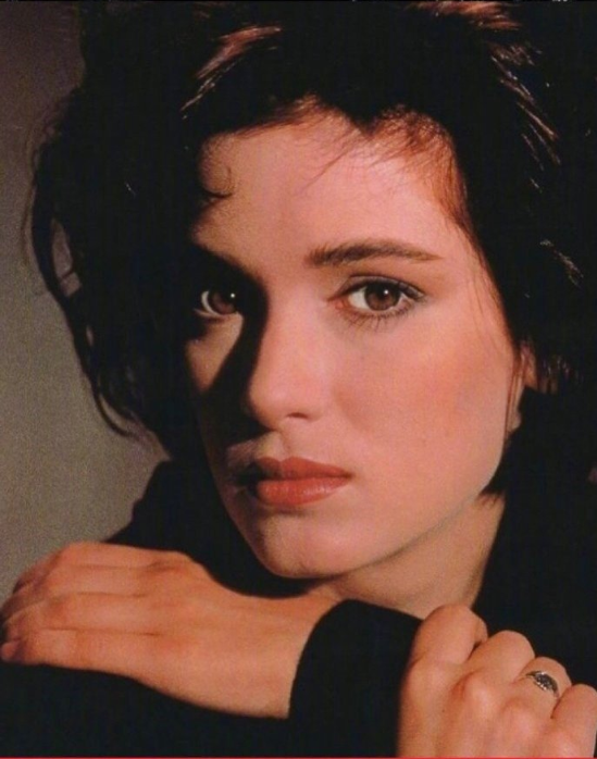 欧美美女明星Winona Ryder图片