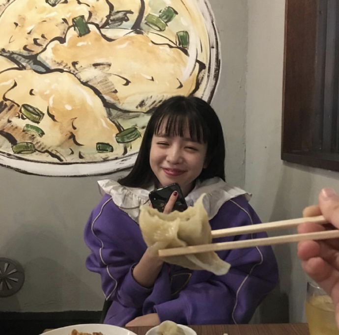 可爱的齐刘海发型美女自拍照图片