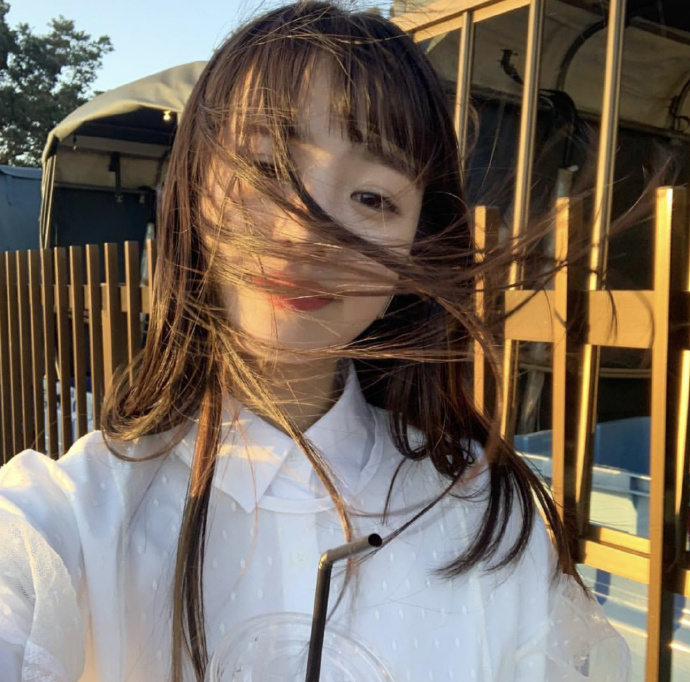 可爱的齐刘海发型美女自拍照图片