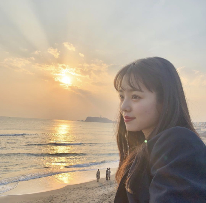 可爱的齐刘海发型美女自拍照图片