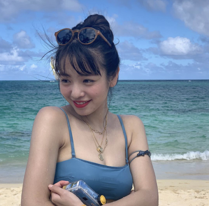 可爱的齐刘海发型美女自拍照图片