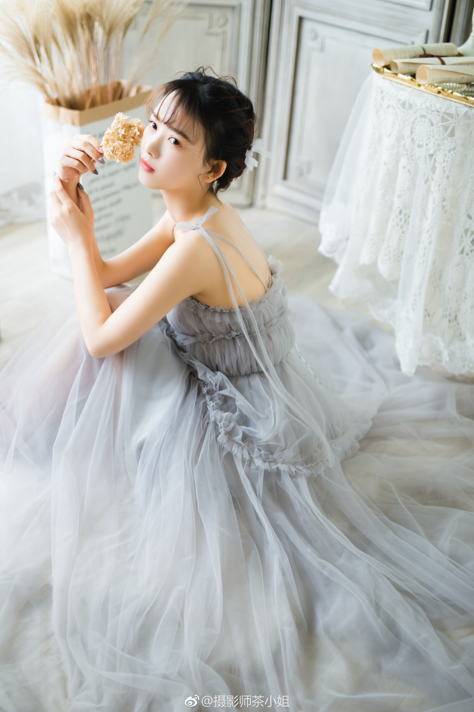 清纯美女灰色纱裙小清新图片
