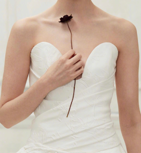 Oscarde la Renta2019秋季婚纱图片