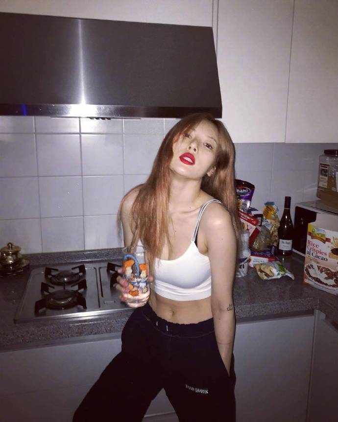 韩国美女歌手金泫雅好身材图片