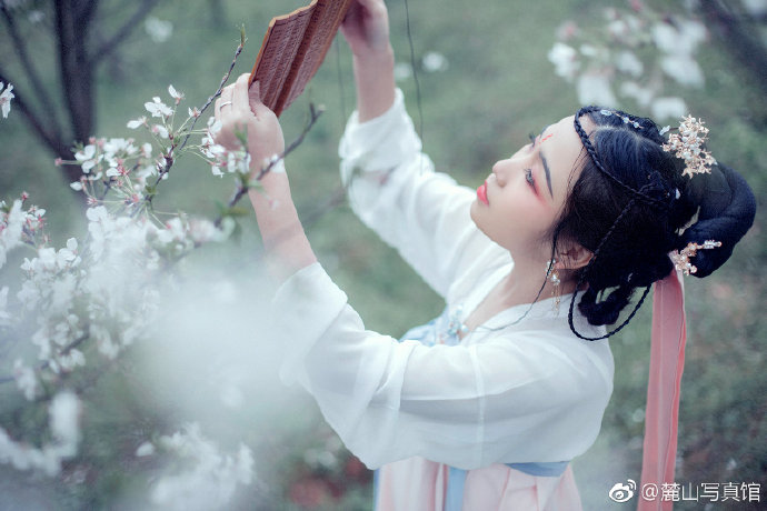 清纯美女樱花树下古装写真图片