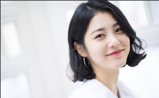 韩国美女明星辛睿恩图片