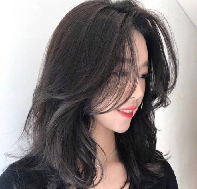 特别显温柔的卷发造型美女图片