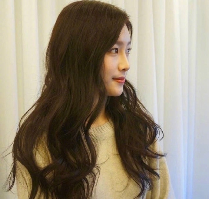 特别显温柔的卷发造型美女图片