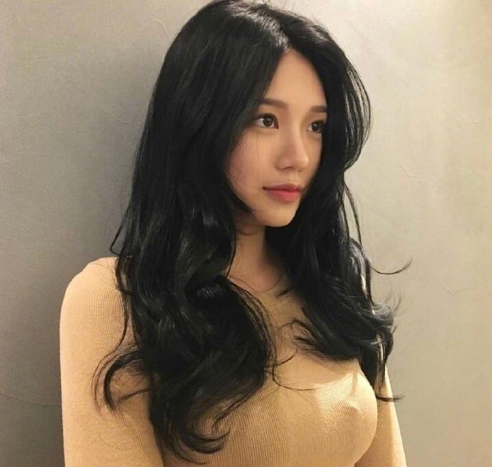 特别显温柔的卷发造型美女图片