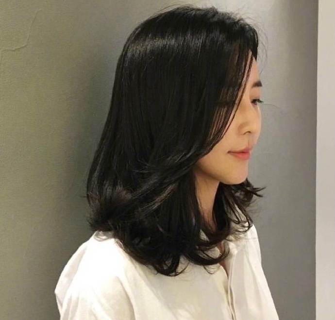特别显温柔的卷发造型美女图片