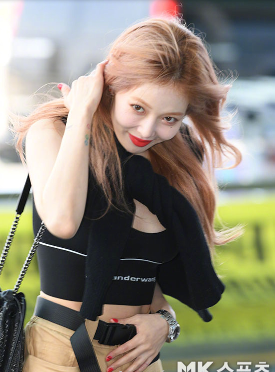 韩国美女明星金泫雅运动内衣搭配工装短裤街拍
