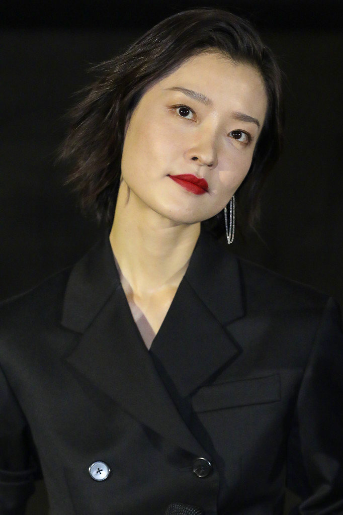 上海美女明星杜鹃西装搭配百褶裙性感图片