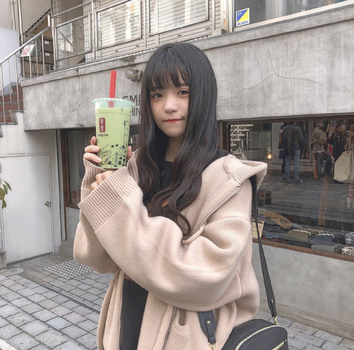 可爱的齐刘海女孩图片