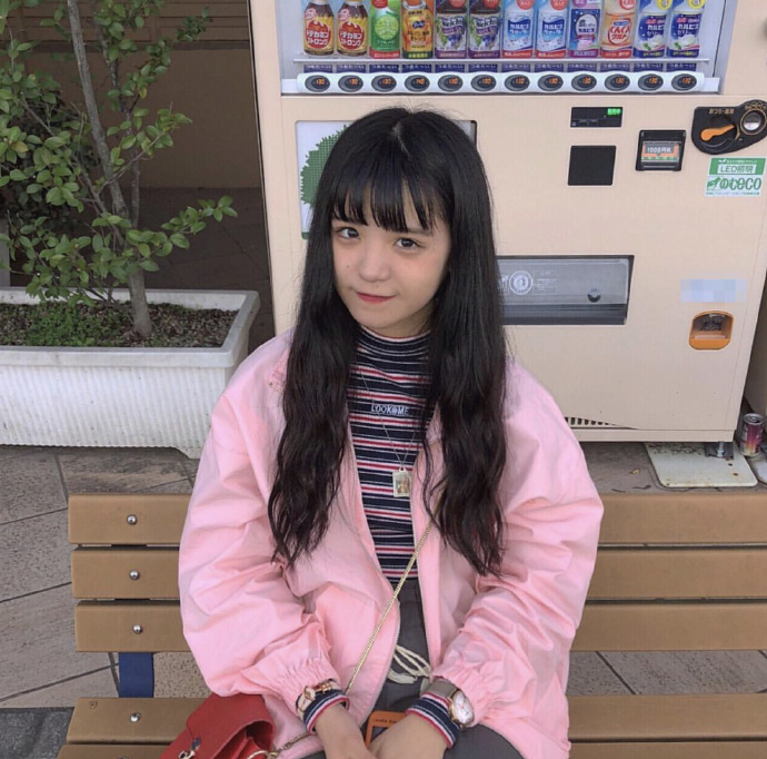可爱的齐刘海女孩图片