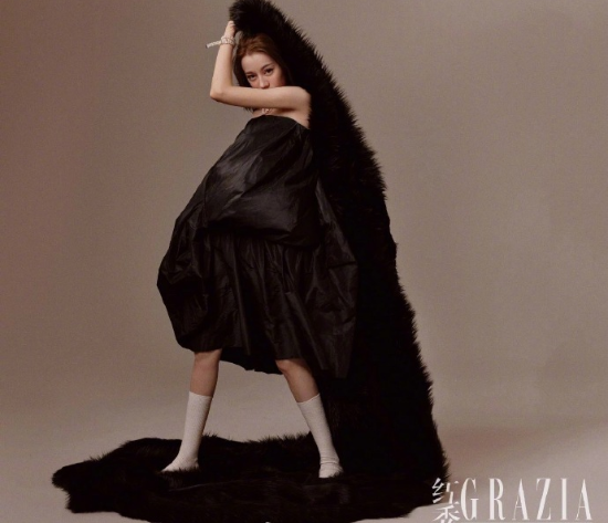 新疆美女图片 胖迪迪丽热巴《红秀GRAZIA》封面图