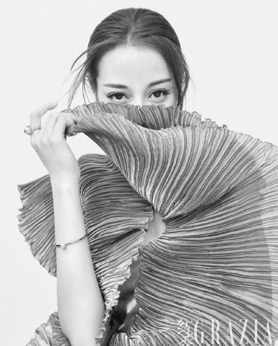 新疆美女图片 胖迪迪丽热巴《红秀GRAZIA》封面图