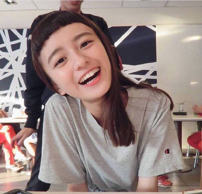 超可爱的美女图片 超短的半圆形刘海发型图片