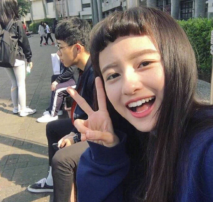超可爱的美女图片 超短的半圆形刘海发型图片