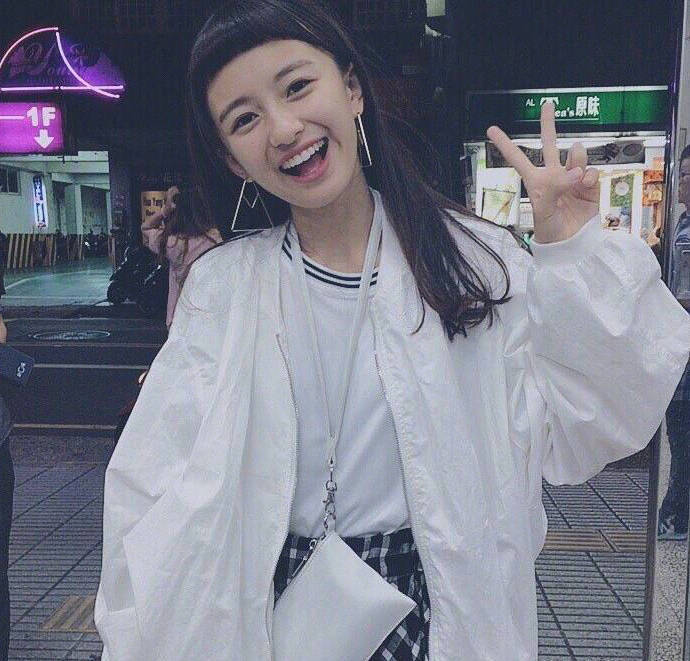 超可爱的美女图片 超短的半圆形刘海发型图片