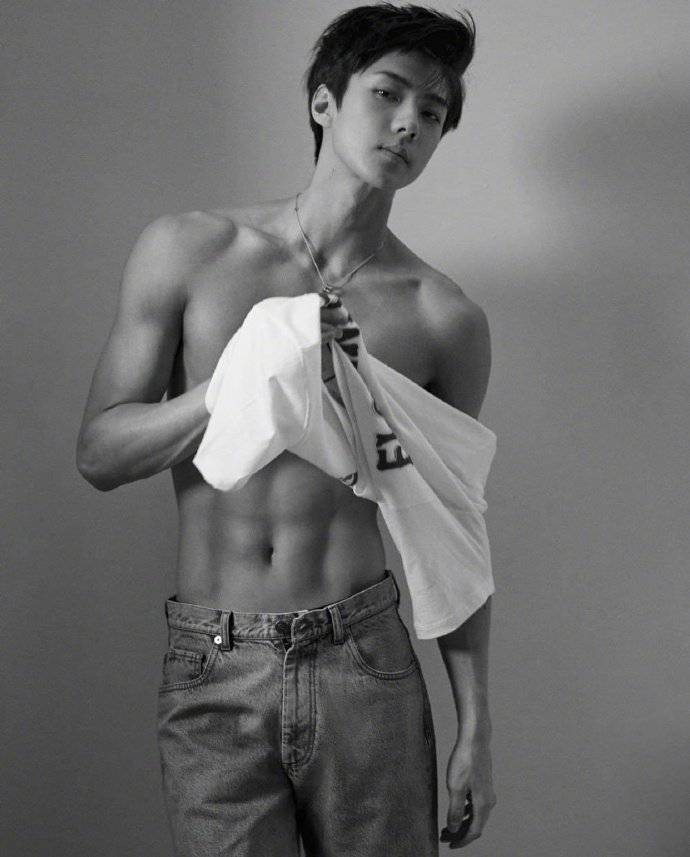韩国男歌手吴世勋×LEON KOREA 2018肌肉图片