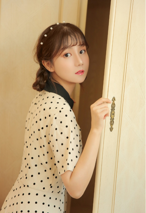 小萝莉童颜美女图片