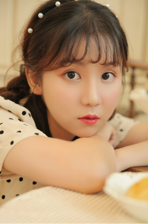 小萝莉童颜美女图片