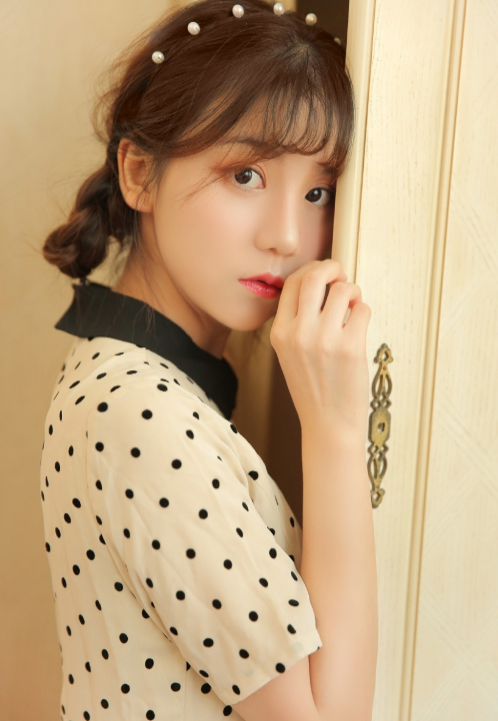 小萝莉童颜美女图片