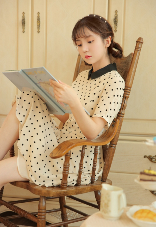 小萝莉童颜美女图片